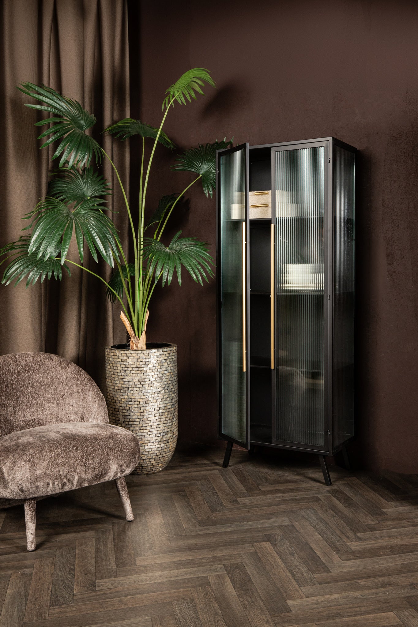 Kaliin in schwarz und gold