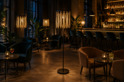 Design-Stehleuchte aus Metall in luxuriösem Lounge- und Barambiente.