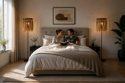 Luxuriöse Metall-Stehleuchte neben modernem Bett im eleganten Schlafzimmerambiente.