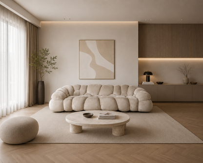 Luxuriöses Design-Wohnzimmer mit exklusivem Statement-Sofa in Taupe, moderner Beleuchtung und hochwertigem Interior-Konzept für stilvolle Wohn- und Objektbereiche