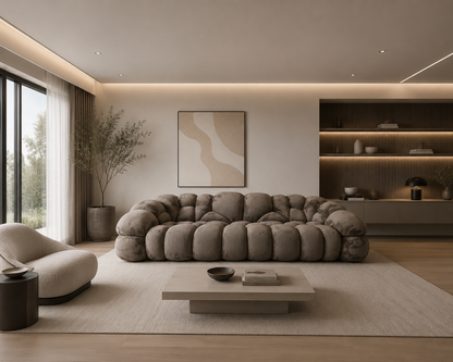 Luxuriöses Design-Wohnzimmer mit exklusivem Statement-Sofa in Taupe, moderner Beleuchtung und hochwertigem Interior-Konzept für stilvolle Wohn- und Objektbereiche