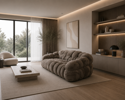 Luxuriöses Design-Wohnzimmer mit exklusivem Statement-Sofa in Taupe, moderner Beleuchtung und hochwertigem Interior-Konzept für stilvolle Wohn- und Objektbereiche